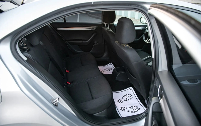 Skoda Octavia cena 39999 przebieg: 200000, rok produkcji 2018 z Płock małe 277